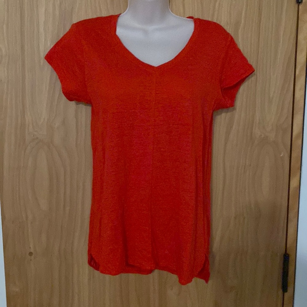 Tahari red 💯 linen V-neck T shirt